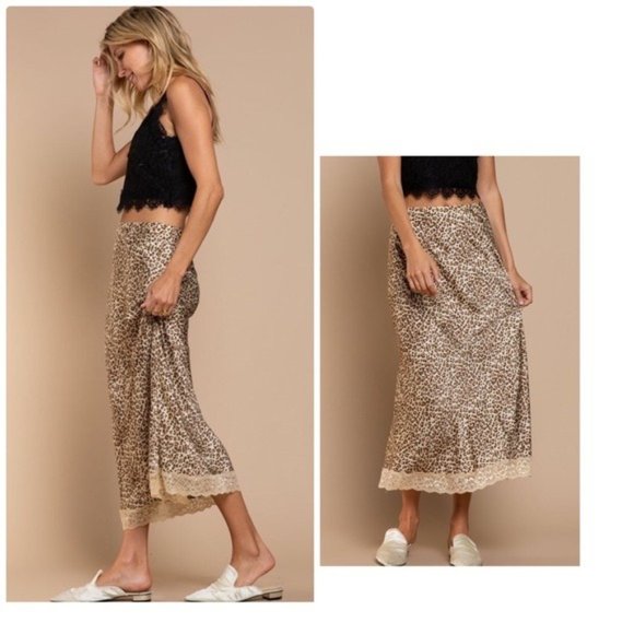 POL Lace V-Neck Tee w/ Eyelash hemmed Sleeves - Picture 14 of 14